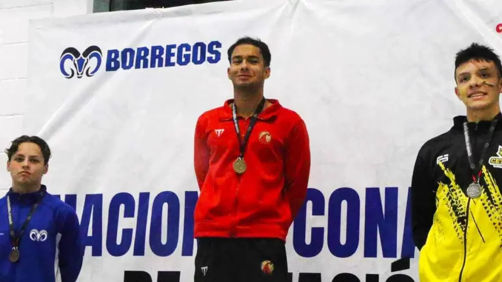 Jesús Aguilar gana tres medallas en el Campeonato Nacional CONADEIP Juvenil C de Natación