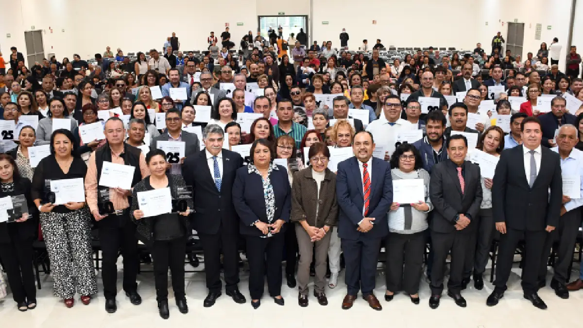 Entregan reconocimientos por antigüedad a personal académico y administrativo
