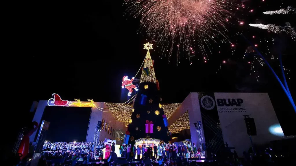 BUAP enciende su árbol navideño 2024, ahora con un propósito caritativo