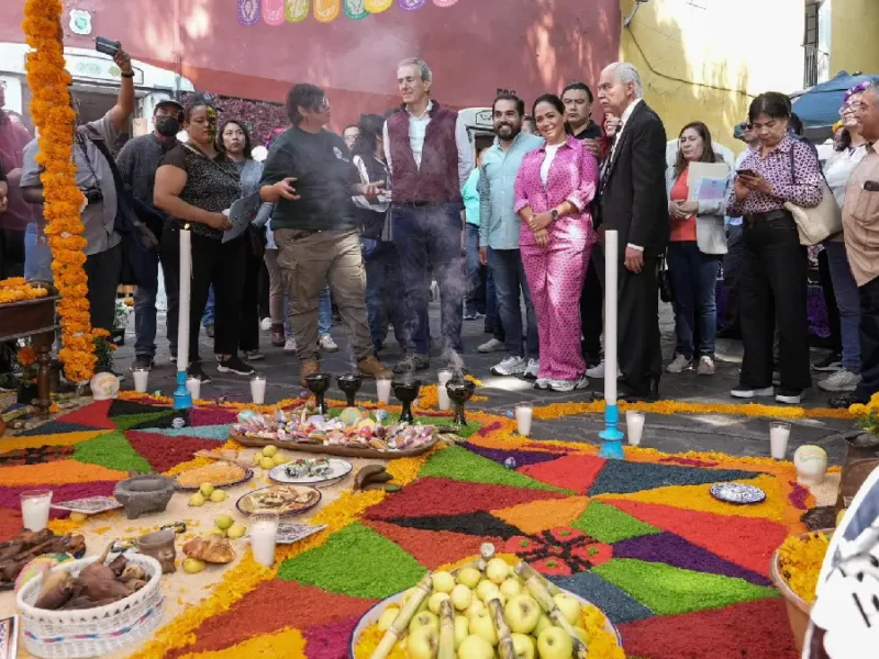 Trabajará Pepe Chedraui por preservar tradiciones; recorre ofrendas en la Plazuela de Los Sapos