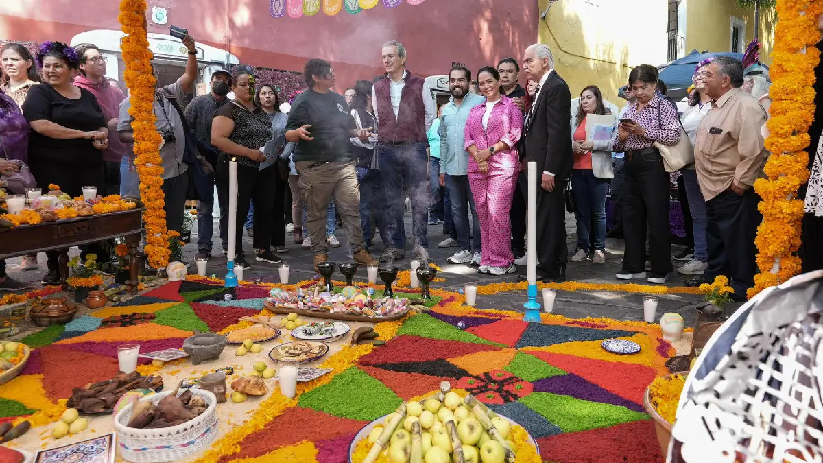 Trabajará Pepe Chedraui por preservar tradiciones; recorre ofrendas en la Plazuela de Los Sapos