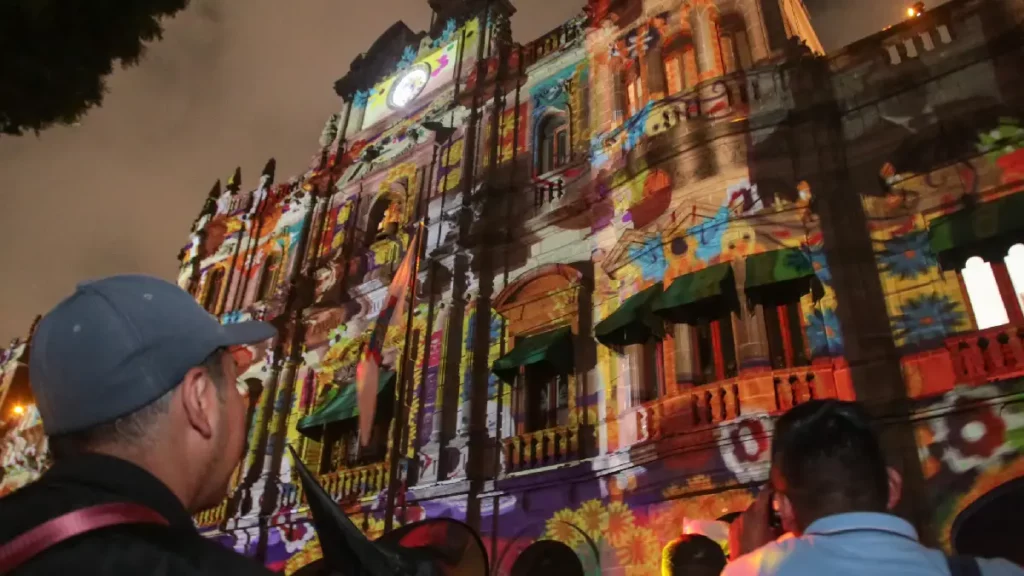 Poblanos disfrutaron del video mapping y espectáculo de drones alusivos al Día de Muertos