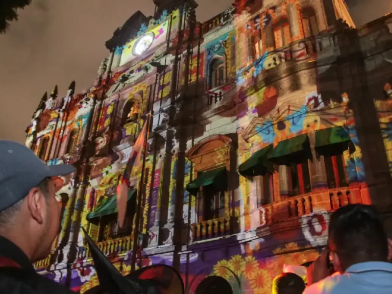 Poblanos disfrutaron del video mapping y espectáculo de drones alusivos al Día de Muertos