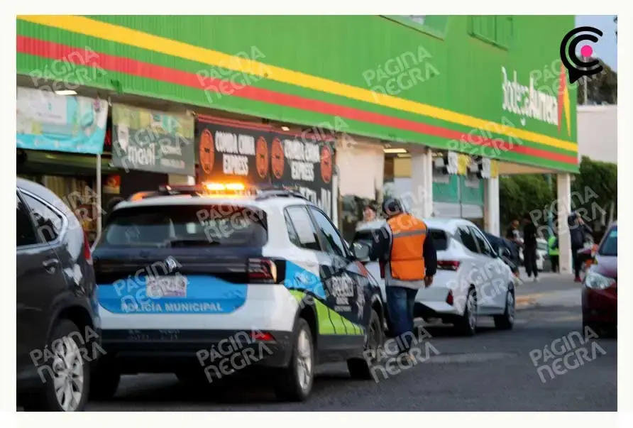 Asalto en Bodega Aurrerá Xilotzingo, Puebla; ladrones vacían vitrinas de teléfonos celulares