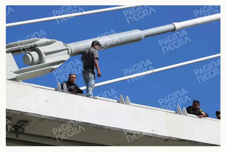 Joven amagó con lanzarse desde el viaducto del Bulevar Carlos Camacho Espíritu en Puebla
