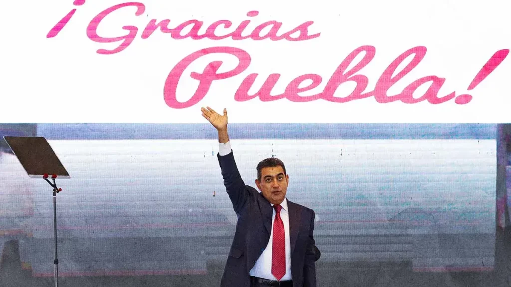 Arropado por la 4T, Sergio Salomón Céspedes se despide con Plaza de La Victoria abarrotada