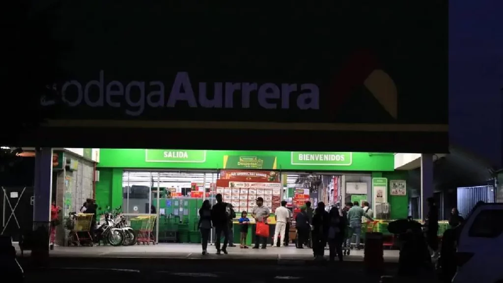 Delincuentes armados y encapuchados asaltaron la tienda Bodega Aurrera Amalucan, Puebla