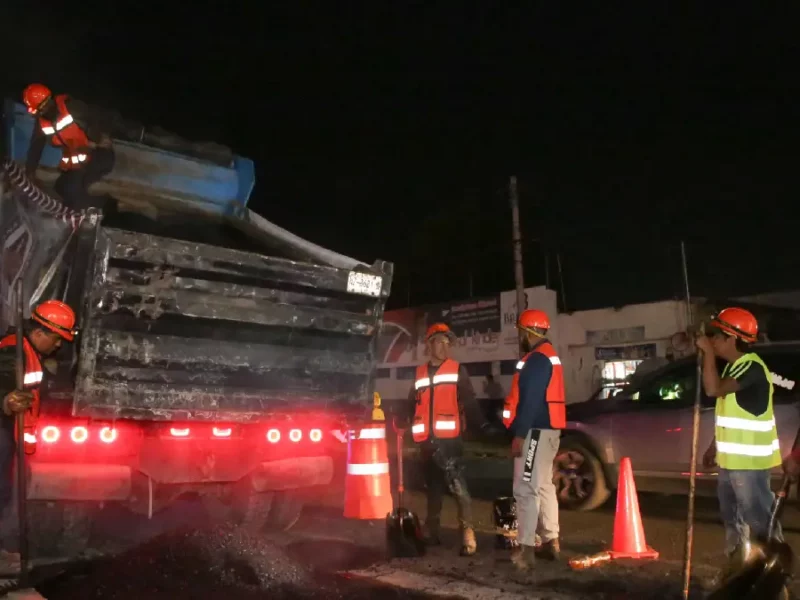 Encabeza Pepe Chedraui supervisión de trabajos de bacheo nocturno en la Capital