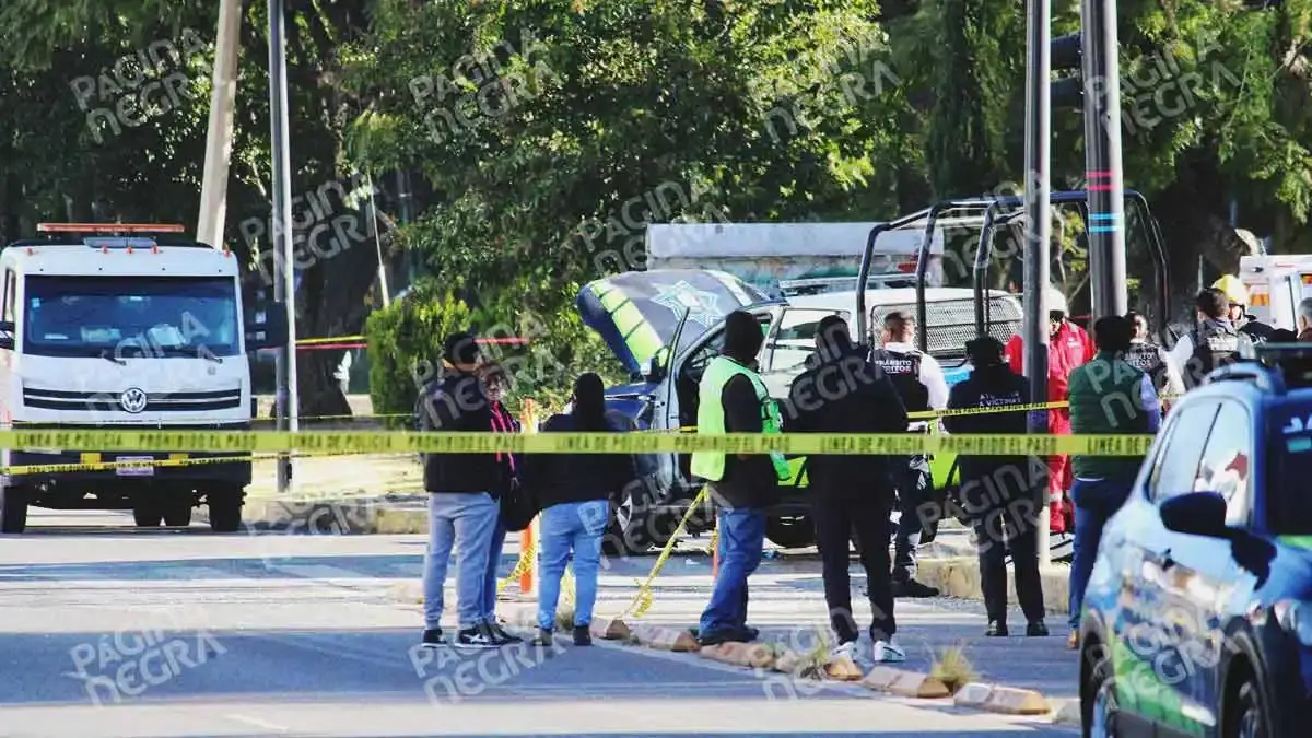 Taxista murió embestido por patrulla municipal de Puebla; unidad se pasó el semáforo en rojo
