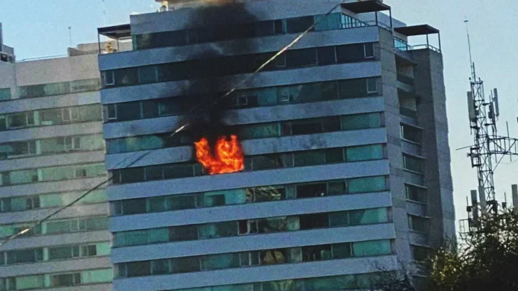 Incendio en departamento de Torres Palmas 1 causó la evacuación del inmueble en Angelópolis