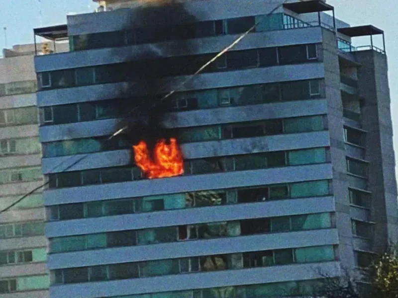 Incendio en departamento de Torres Palmas 1 causó la evacuación del inmueble en Angelópolis