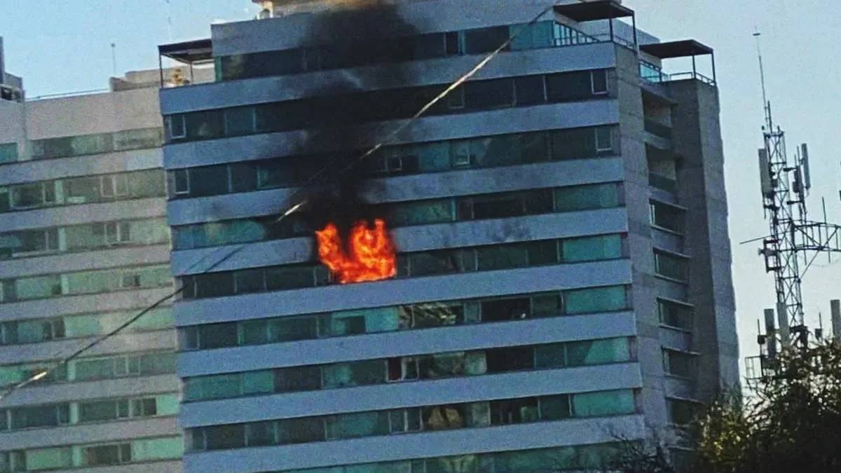 Incendio en departamento de Torres Palmas 1 causó la evacuación del inmueble en Angelópolis