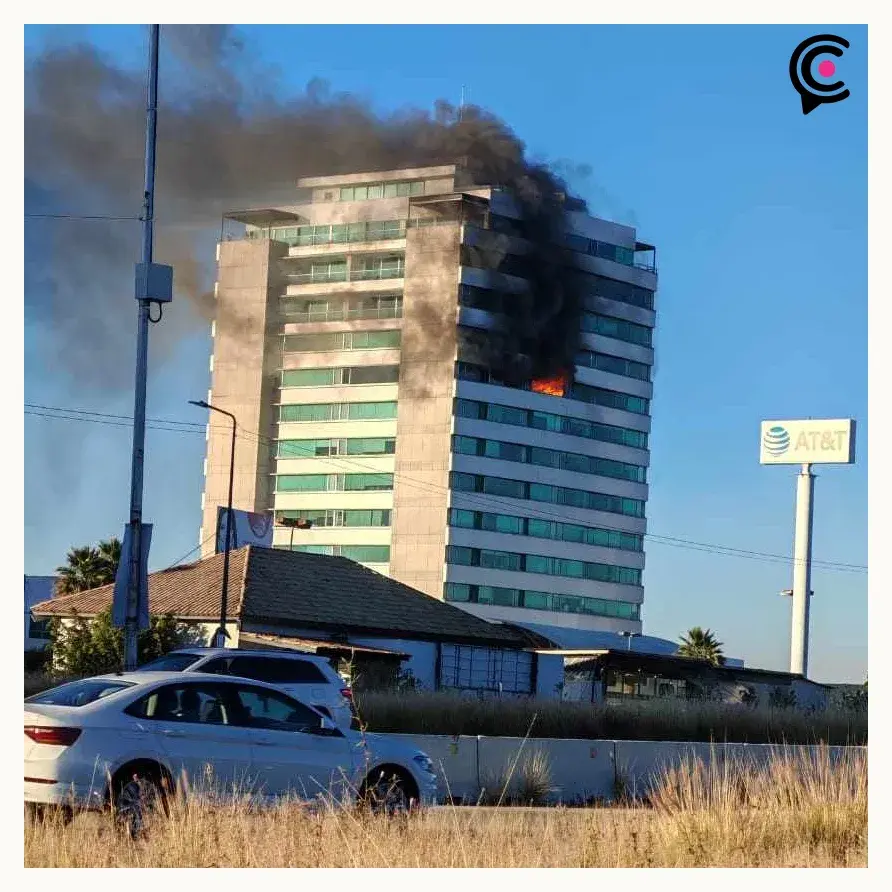 Incendio en departamento de Torres Palmas 1 causó la evacuación del inmueble en Angelópolis