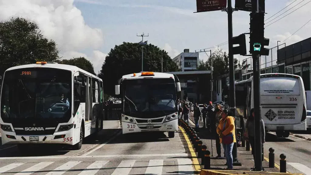 Al intentar ganar el paso, mujer es atropellada por línea 2 de RUTA Puebla