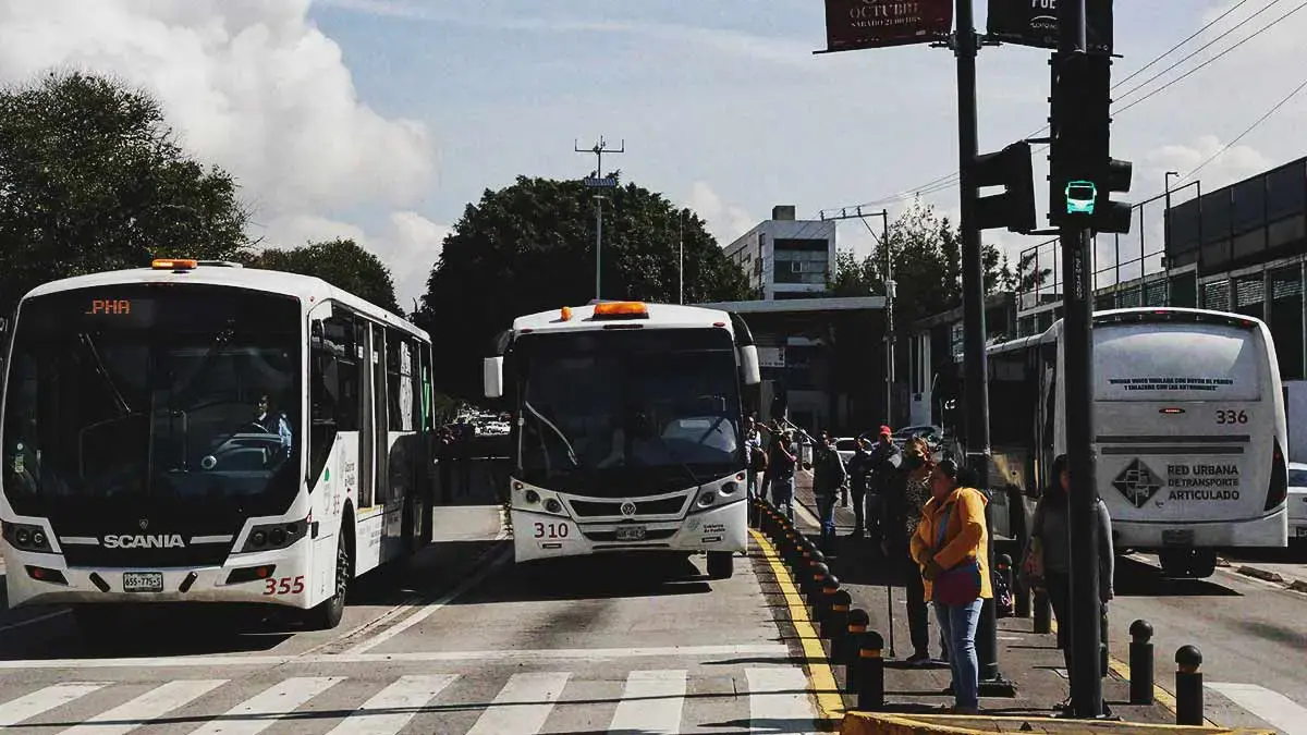 Al intentar ganar el paso, mujer es atropellada por línea 2 de RUTA Puebla