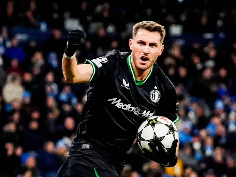 Santiago Giménez rompe empate entre Feyenoord y Manchester City en la Champions League