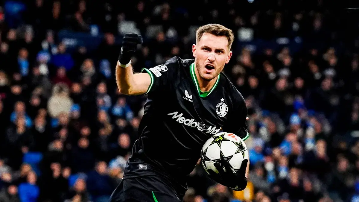 Santiago Giménez rompe empate entre Feyenoord y Manchester City en la Champions League