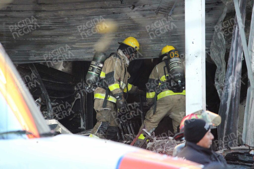 incendio-de-la-gran-bodega-de-amalucan-puebla-provoco-colapso-de-estructura-trabajador-quedo-atrapado
