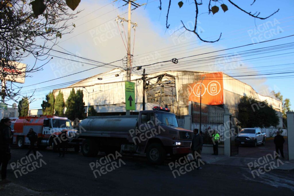 incendio-de-la-gran-bodega-de-amalucan-puebla-provoco-colapso-de-estructura-trabajador-quedo-atrapado