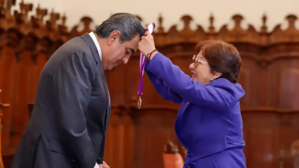 Por su respaldo a la educación, Sergio Salomón recibe Medalla “Melchor de Covarrubias” por la BUAP