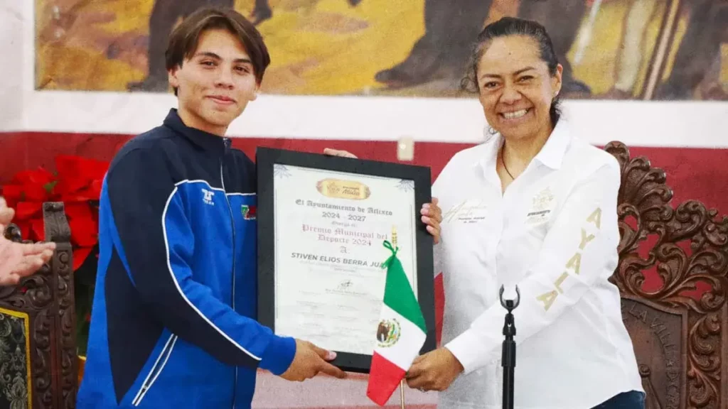 Ariadna Ayala entrega premio municipal del deporte a Elios Berra, destacado taekwondista atlixquense