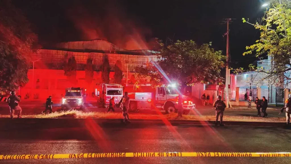 SSC llevó a cabo labores de mitigación de riesgos tras incendio de negocio en Boulevard Xonacatepec