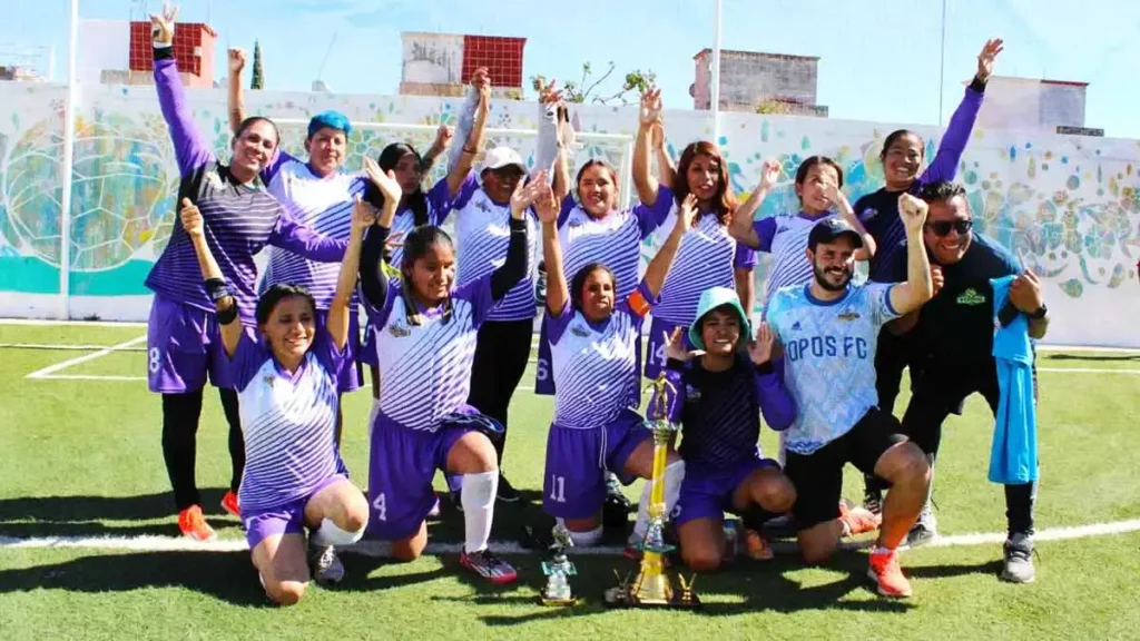 Topos FC femenil, campeonas del Primer Torneo Nacional de Futbol 5 para Mujeres Ciegas