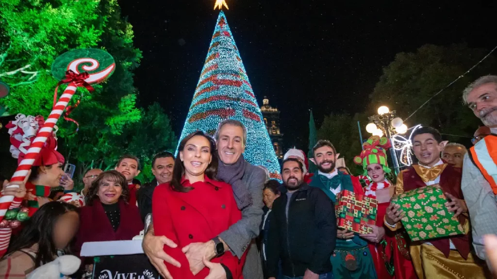 Para deleite de las y los poblanos Pepe Chedraui encabezó el encendido del Árbol de Navidad en el Zócalo de la Ciudad