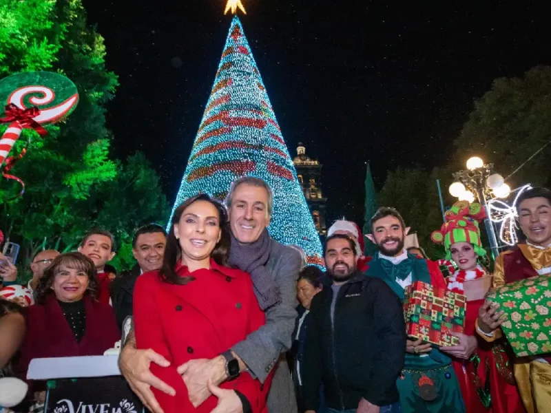 Para deleite de las y los poblanos Pepe Chedraui encabezó el encendido del Árbol de Navidad en el Zócalo de la Ciudad