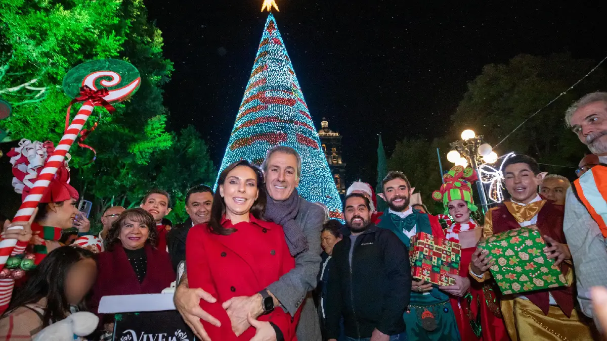 Para deleite de las y los poblanos Pepe Chedraui encabezó el encendido del Árbol de Navidad en el Zócalo de la Ciudad