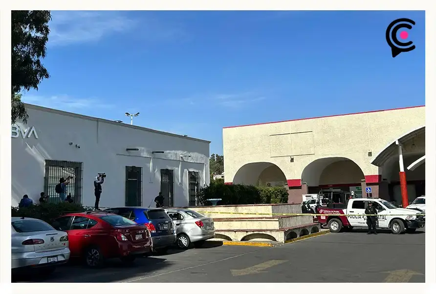 Ladrón muerto y dos escoltas heridos deja balacera afuera del BBVA de Xanenetla en Puebla