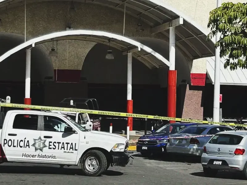 Ladrón muerto y dos escoltas heridos deja balacera afuera del BBVA de Xanenetla en Puebla