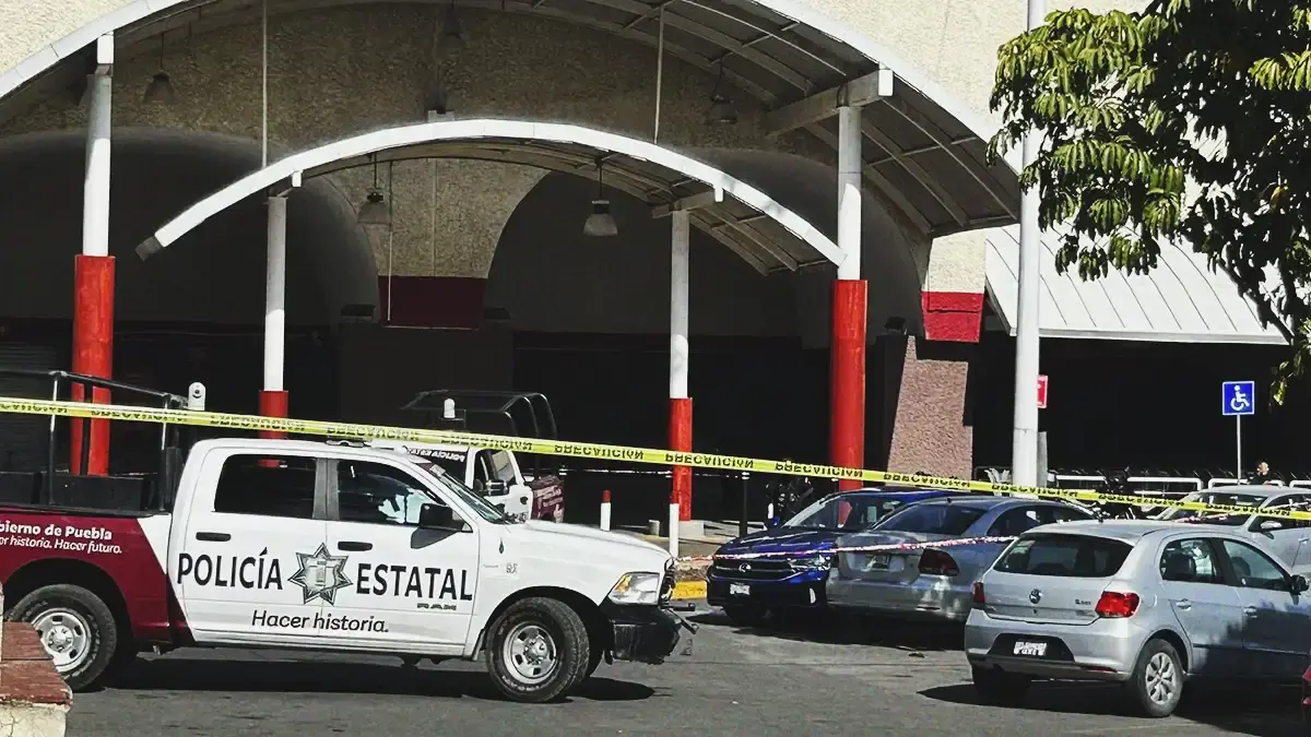 Ladrón muerto y dos escoltas heridos deja balacera afuera del BBVA de Xanenetla en Puebla