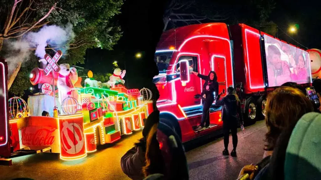 Bailarines, carros alegóricos, ambulantes y caos vial deja la Caravana Coca-Cola 2024 en Puebla 