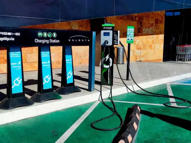 Autos eléctricos ganan popularidad en Puebla, con sólo 41 cargadores públicos en la entidad