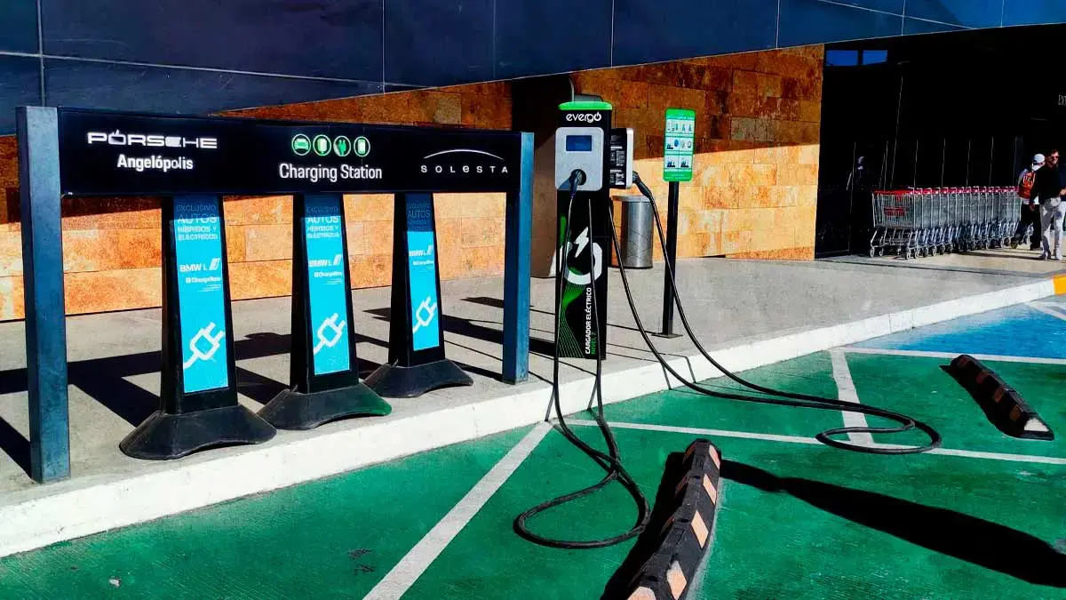 Autos eléctricos ganan popularidad en Puebla, con sólo 41 cargadores públicos en la entidad