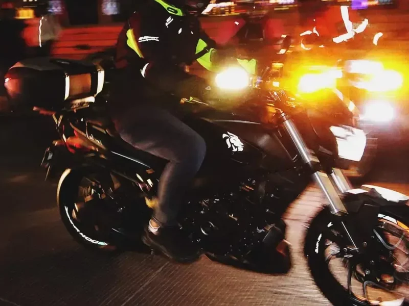 Delincuente en motocicleta le disparó a joven en la pierna para robarle su celular en Puebla