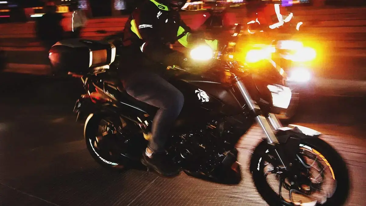 Delincuente en motocicleta le disparó a joven en la pierna para robarle su celular en Puebla