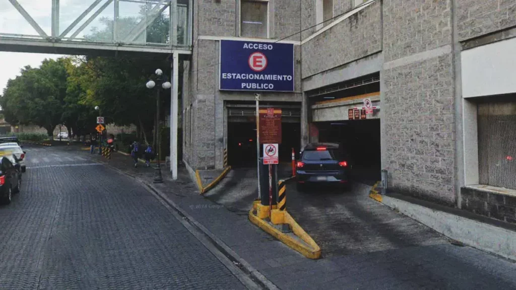Dan cristalazo a camioneta en el estacionamiento de Paseo San Francisco, Puebla