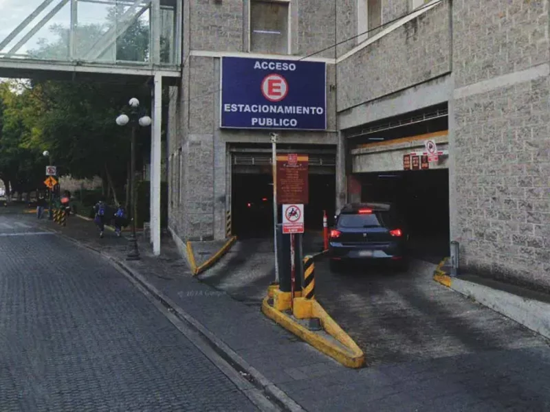 Dan cristalazo a camioneta en el estacionamiento de Paseo San Francisco, Puebla