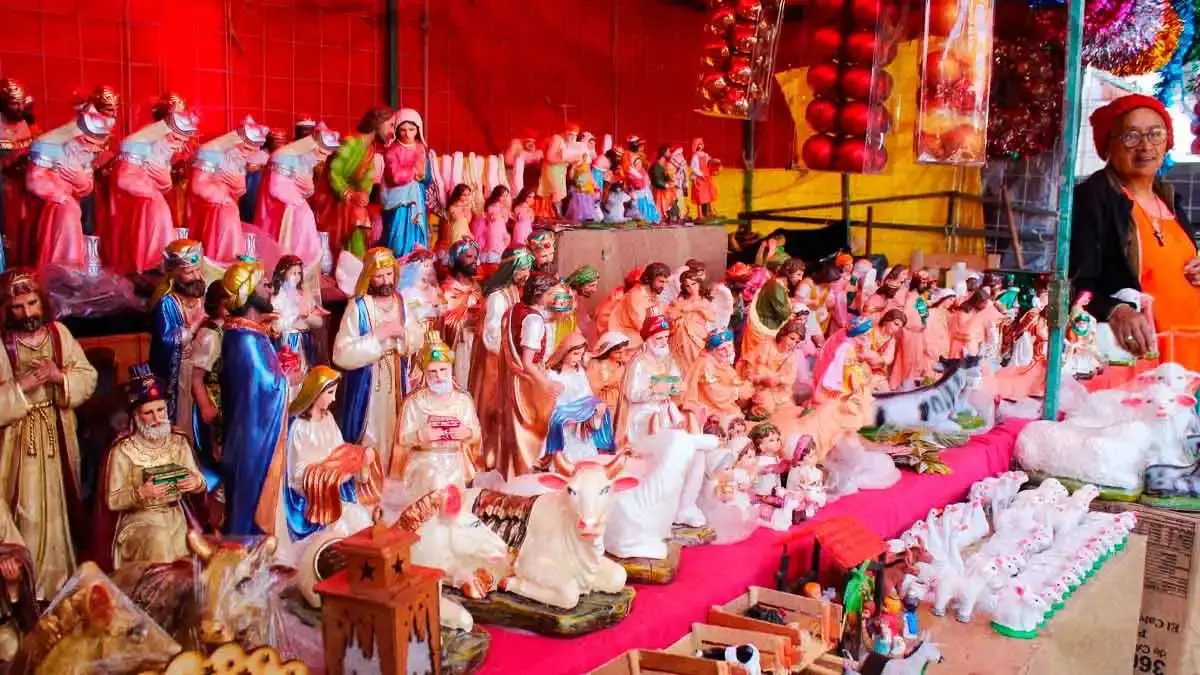 Artesanos de Amozoc modernizan las figuras navideñas para mantener la tradición