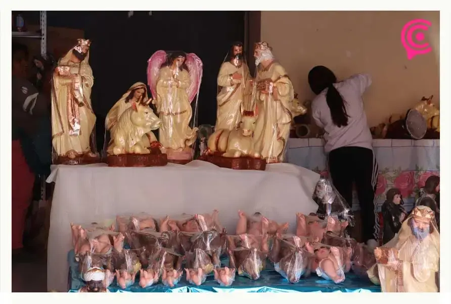 Artesanos de Amozoc modernizan las figuras navideñas para mantener la tradición