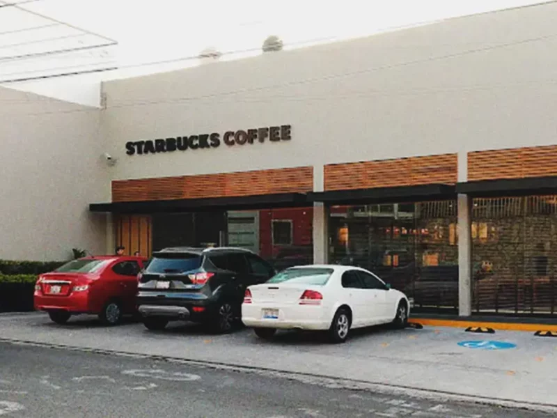 Asaltan a clientes de Starbucks de la 25 Poniente en Puebla