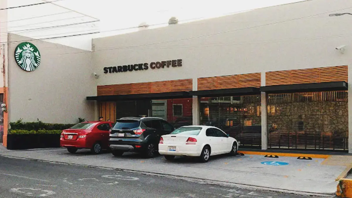 Asaltan a clientes de Starbucks de la 25 Poniente en Puebla