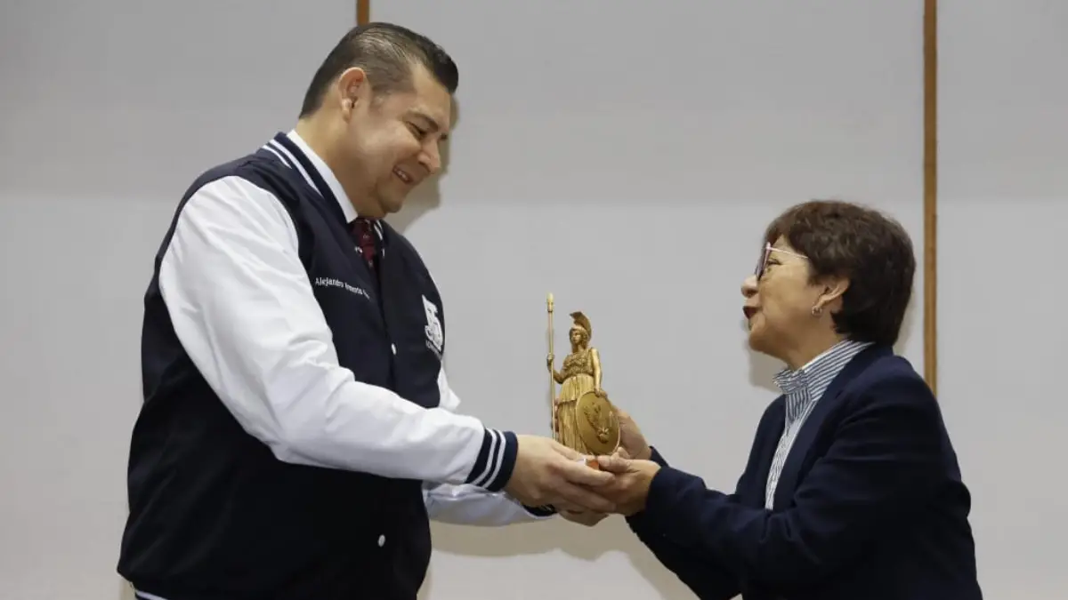 Alejandro Armenta, orgulloso de ser el primer gobernador con formación en administración pública, egresado de la BUAP