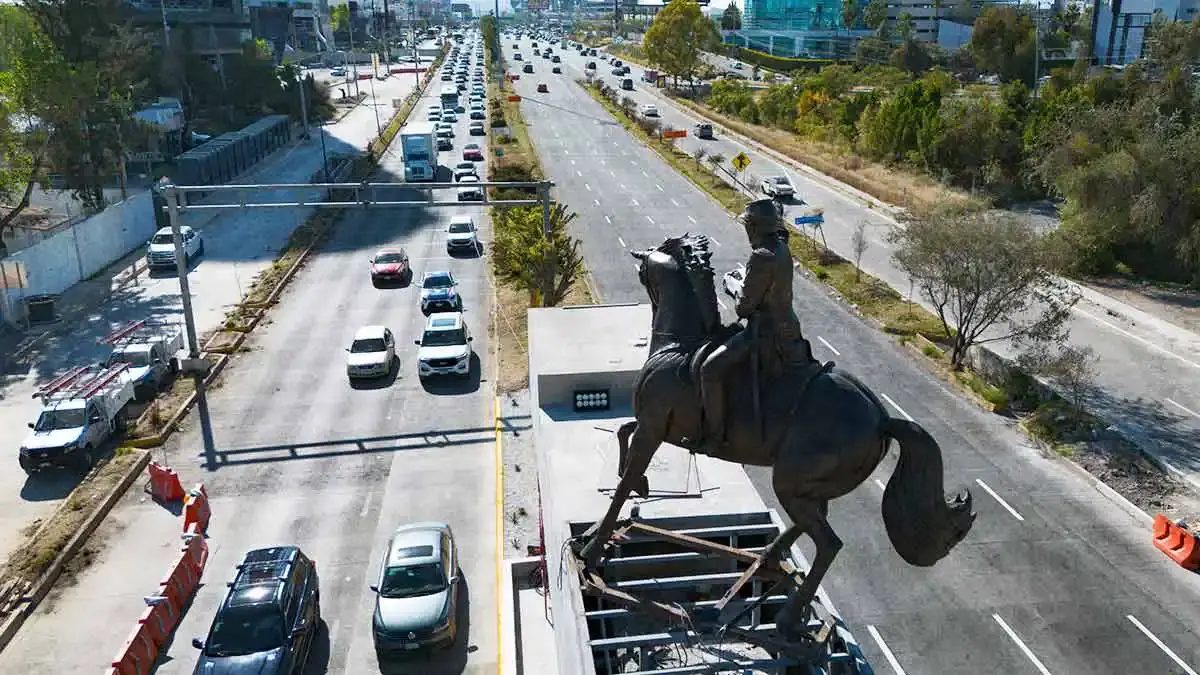 Colocan nueva estatua de Ignacio Zaragoza en Puebla, ahora en Vía Atlixcáyotl