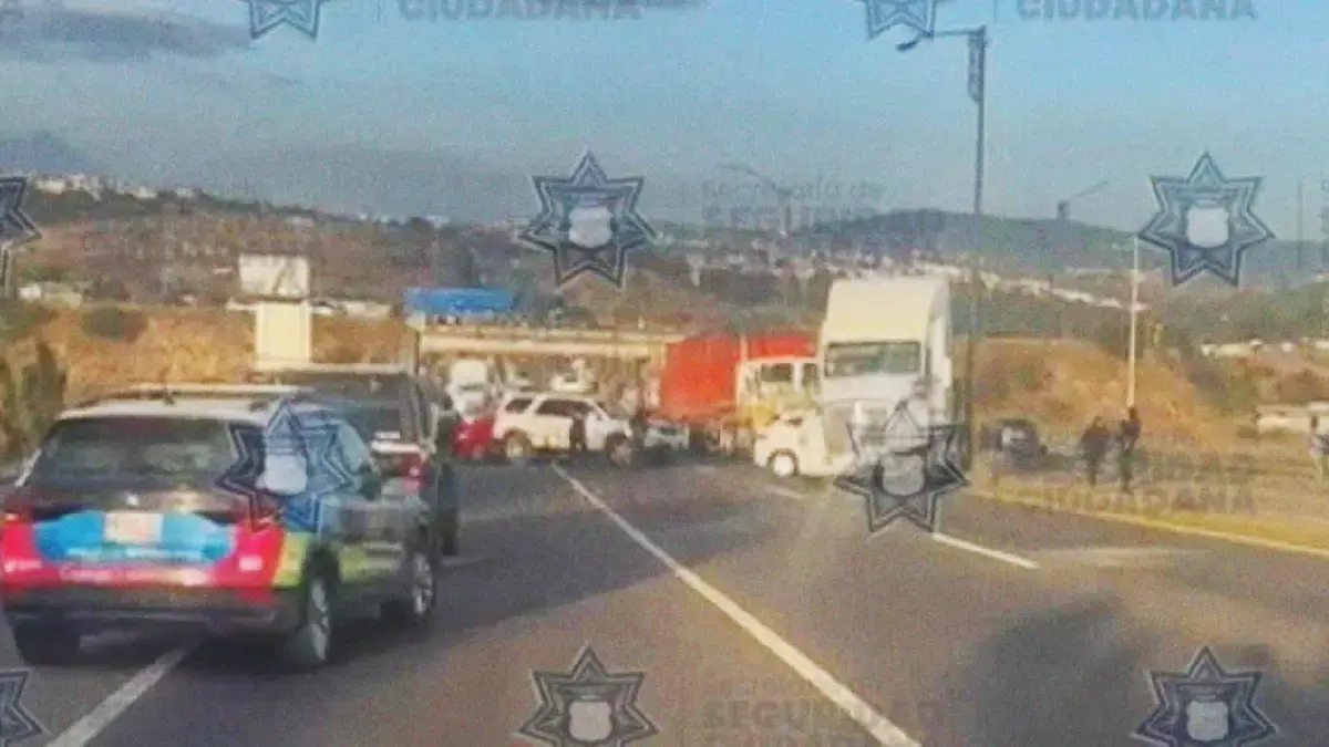 Tras persecución, policías aseguraron tractocamión robado y detuvieron a dos delincuentes en Periférico Ecológico Puebla
