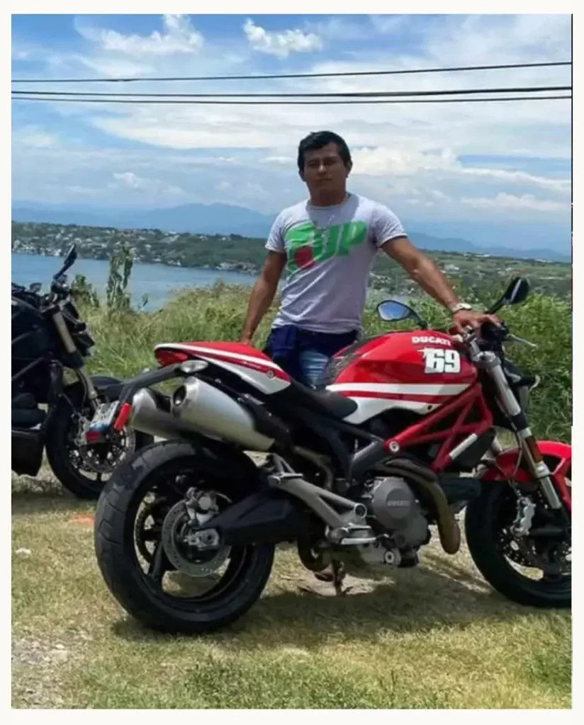 Doctor murió al chocar su motocicleta contra una carnicería en Izúcar, Puebla; acompañante resultó herido