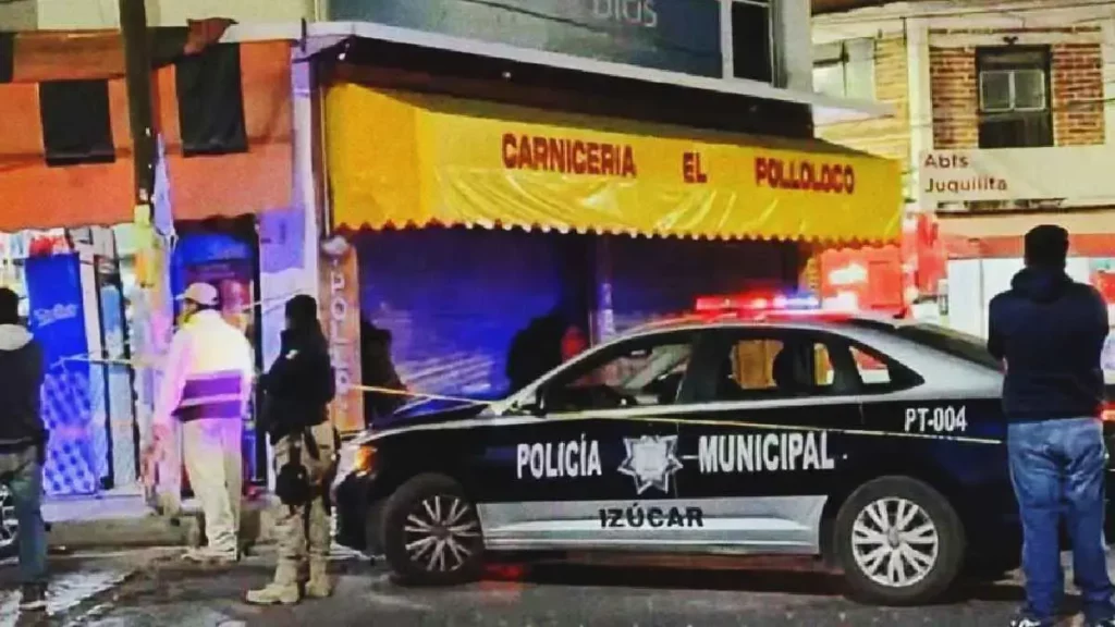 Doctor murió al chocar su motocicleta contra una carnicería en Izúcar, Puebla; acompañante resultó herido