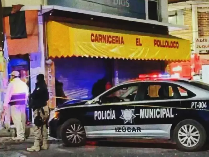 Doctor murió al chocar su motocicleta contra una carnicería en Izúcar, Puebla; acompañante resultó herido